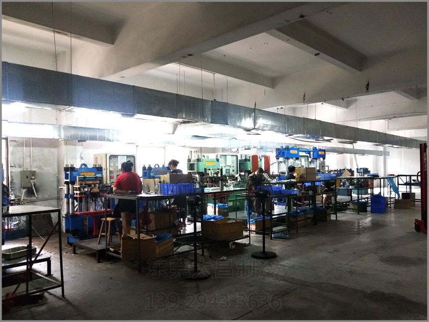 樟木頭吸盤廠車間降溫工程,環(huán)保空調(diào),車間降溫,大型空調(diào),廠房降溫,潤東方環(huán)?？照{(diào)