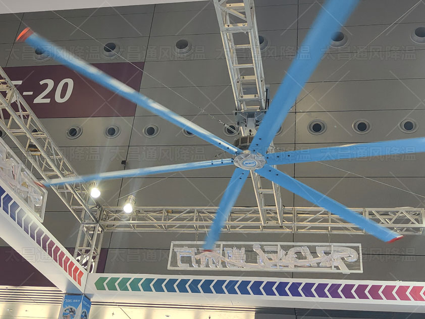 高大車間通風降溫選什么設備好？工業(yè)大風扇怎么樣