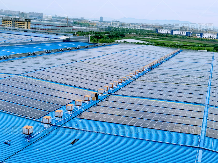 各大廠房通風(fēng)降溫都配置節(jié)能環(huán)?？照{(diào)，降溫效果沒話說